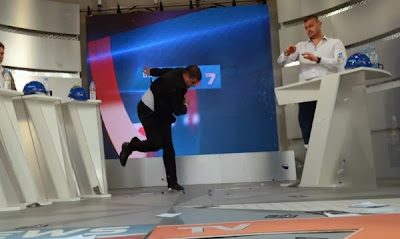 Яйце полетя към кандидат-депутат от ГЕРБ, той строши чаша пред Бареков