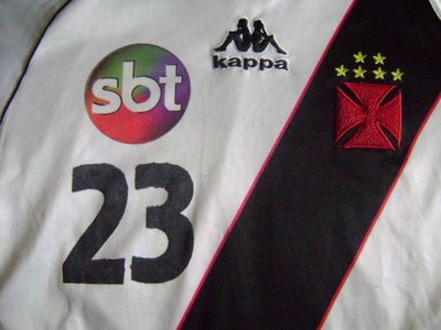 Vasco com logotipo do SBT na camisa