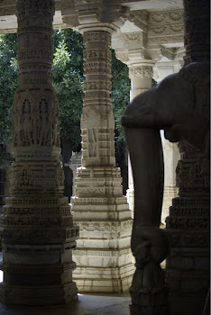 INDIA 2011: A few of the 1600 columns wuthin the temple