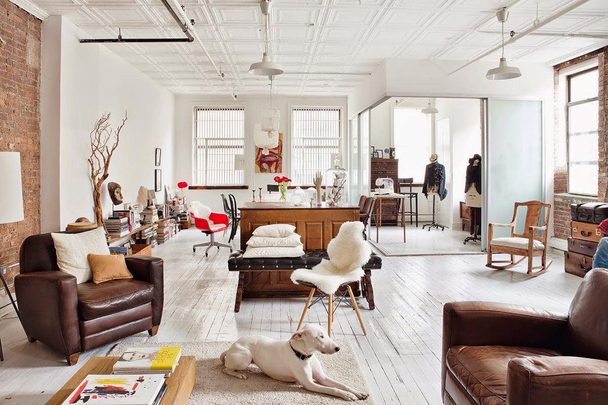 Coffee in the sun: bakstenen muur in loft manhattan new york