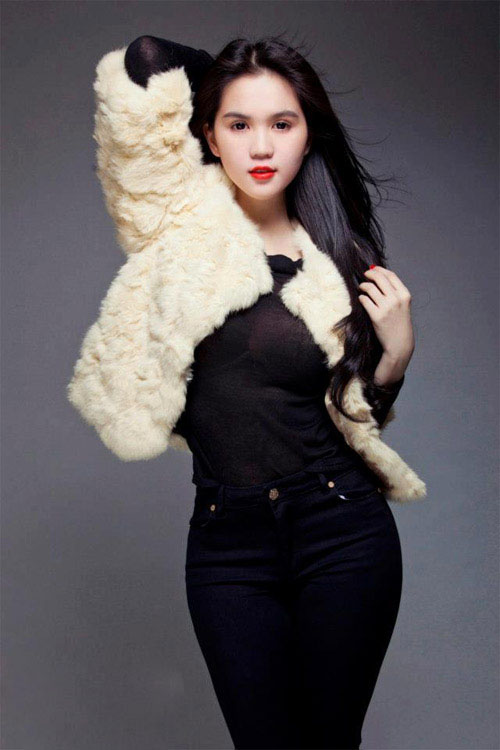 Thêm một áo choàng lông ở ngoài cũng là một ý tưởng hay cho xu hướng thời trang công sở 2013 này Thêm một áo choàng lông ở ngoài cũng là một ý tưởng hay cho xu hướng thời trang công sở 2013 này