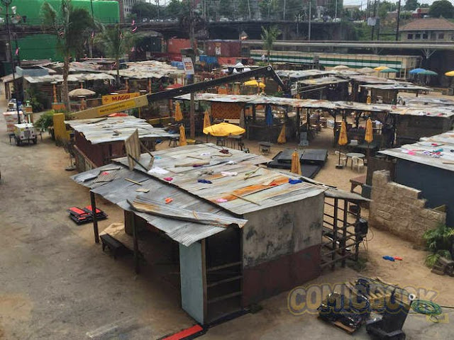 Вдали видим большой зеленый экран Вдали видим большой зеленый экран