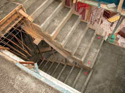 EL MAESTRO DE OBRAS XAVIER VALDERAS: HACER ESCALONES DE HORMIGÓN
