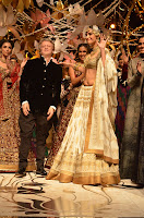 Sonam Kapoor's Sizzling walks the ramp for Rohit Bal at IBFW 2013