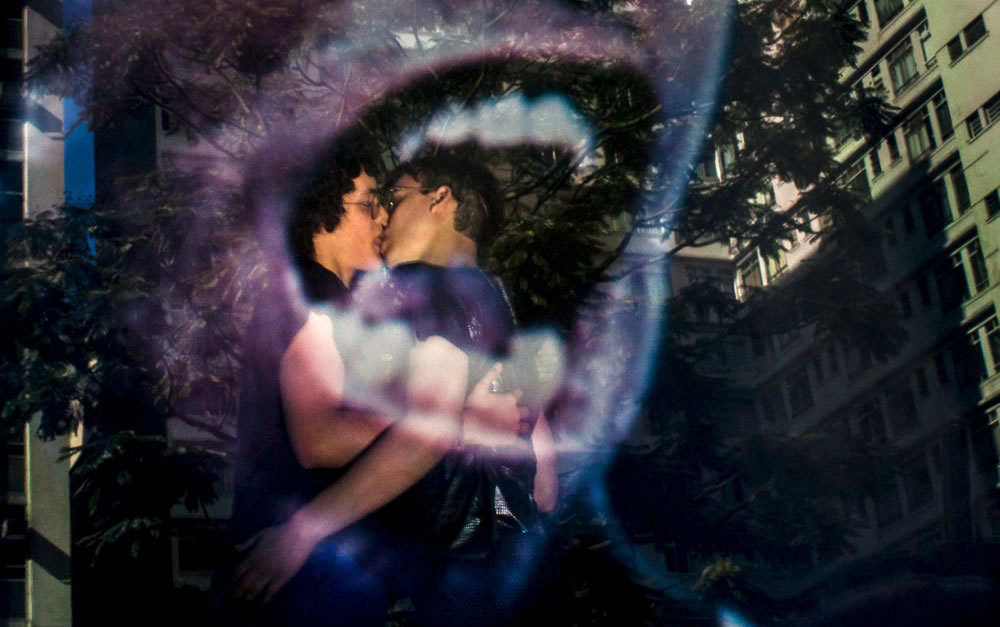 Participantes se beijam durante a 19ª Parada do Orgulho LGBT na Avenida Paulista. Participantes se beijam durante a 19ª Parada do Orgulho LGBT na Avenida Paulista.