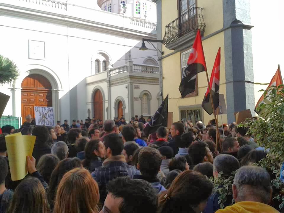 Cronica de la concentración contra la visita de Wert a La laguna Por CNT de Sagunto | 26 enero 2014 | CNT Confederal, Confederales FacebookTwitterGoogle GmailCompartir Hola compas Esta mañana,mientras las autoridades se daban coba dentro de la Catedral de La Laguna, más de 3000 personas, entre ellas afiliadxs y simpatizantes de CNT, ocupaban las calles adyacentes protestando pacíficamente por diferentes cuestiones, unidas en el rechazo a las políticas peperiles y ccaciquiles que están castigando duramente a quiénes menos tienen. Más de 300 policías del grupo de antidisturbios habían sido desplazados desde la península en días previos, hecho que no nos sacamos de la manga, sino que fue divulgado por algún medio de comunicación y circuló por las redes sociales. Estaba visto que los agentes de la ley no se podían volver de vacío a casa, tenían que sacar las porras, el arma del Gobierno contra la gente que se manifiesta porque está harta de no tener un presente digno y que no tiene ninguna esperanza puesta en un futuro sin trabajo y sin derechos. Las cargas policiales para alejar a la manifestación de las proximidades de la Catedral se saldaron con varios contusionados, entre ellxs una compañera del sindicato, así cómo varios detenidos (igualmente, y por ahora que sepamos, un compañero). Desde el sindicato rechazamos, como siempre hemos hecho, la violencia represiva del Estado, que no sólo se materializa en porrazos, sino también en multas y demás formas de coacción institucional para que no se salga a la calle. CNT no se va a replegar. Seguiremos dando la cara. Gracias compañeras y compañeros por estar en la lucha. ULTIMA HORA: Han sido detenidxs 2 personas más a las 18h pero ya han sido liberadas. http://www.eldia.es/ https://www.youtube.com/watch?v=ge4-ozyj3gk http://www.youtube.com/watch?v=nVIZY6SYdak http://www.youtube.com/watch?v=u8c-a9wLU0I&list=PLi0u57MMnh2AkGGqRSzl3oFwut42SzVr0 Prensa y Propaganda CNT Canarias Cronica de la concentración contra la visita de Wert a La laguna Por CNT de Sagunto | 26 enero 2014 | CNT Confederal, Confederales FacebookTwitterGoogle GmailCompartir Hola compas Esta mañana,mientras las autoridades se daban coba dentro de la Catedral de La Laguna, más de 3000 personas, entre ellas afiliadxs y simpatizantes de CNT, ocupaban las calles adyacentes protestando pacíficamente por diferentes cuestiones, unidas en el rechazo a las políticas peperiles y ccaciquiles que están castigando duramente a quiénes menos tienen. Más de 300 policías del grupo de antidisturbios habían sido desplazados desde la península en días previos, hecho que no nos sacamos de la manga, sino que fue divulgado por algún medio de comunicación y circuló por las redes sociales. Estaba visto que los agentes de la ley no se podían volver de vacío a casa, tenían que sacar las porras, el arma del Gobierno contra la gente que se manifiesta porque está harta de no tener un presente digno y que no tiene ninguna esperanza puesta en un futuro sin trabajo y sin derechos. Las cargas policiales para alejar a la manifestación de las proximidades de la Catedral se saldaron con varios contusionados, entre ellxs una compañera del sindicato, así cómo varios detenidos (igualmente, y por ahora que sepamos, un compañero). Desde el sindicato rechazamos, como siempre hemos hecho, la violencia represiva del Estado, que no sólo se materializa en porrazos, sino también en multas y demás formas de coacción institucional para que no se salga a la calle. CNT no se va a replegar. Seguiremos dando la cara. Gracias compañeras y compañeros por estar en la lucha. ULTIMA HORA: Han sido detenidxs 2 personas más a las 18h pero ya han sido liberadas. http://www.eldia.es/ https://www.youtube.com/watch?v=ge4-ozyj3gk http://www.youtube.com/watch?v=nVIZY6SYdak http://www.youtube.com/watch?v=u8c-a9wLU0I&list=PLi0u57MMnh2AkGGqRSzl3oFwut42SzVr0 Prensa y Propaganda CNT Canarias