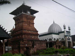 http://4.bp.blogspot.com/-PWBPyUGWEow/TceIixQzKeI/AAAAAAAAATI/TsSkB7RB6bk/s1600/Jateng-Masjid%2BMenara%2BKudus%2528Kudus%2529.jpg