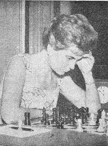 Pepita Ferrer Lucas frente al tablero de ajedrez