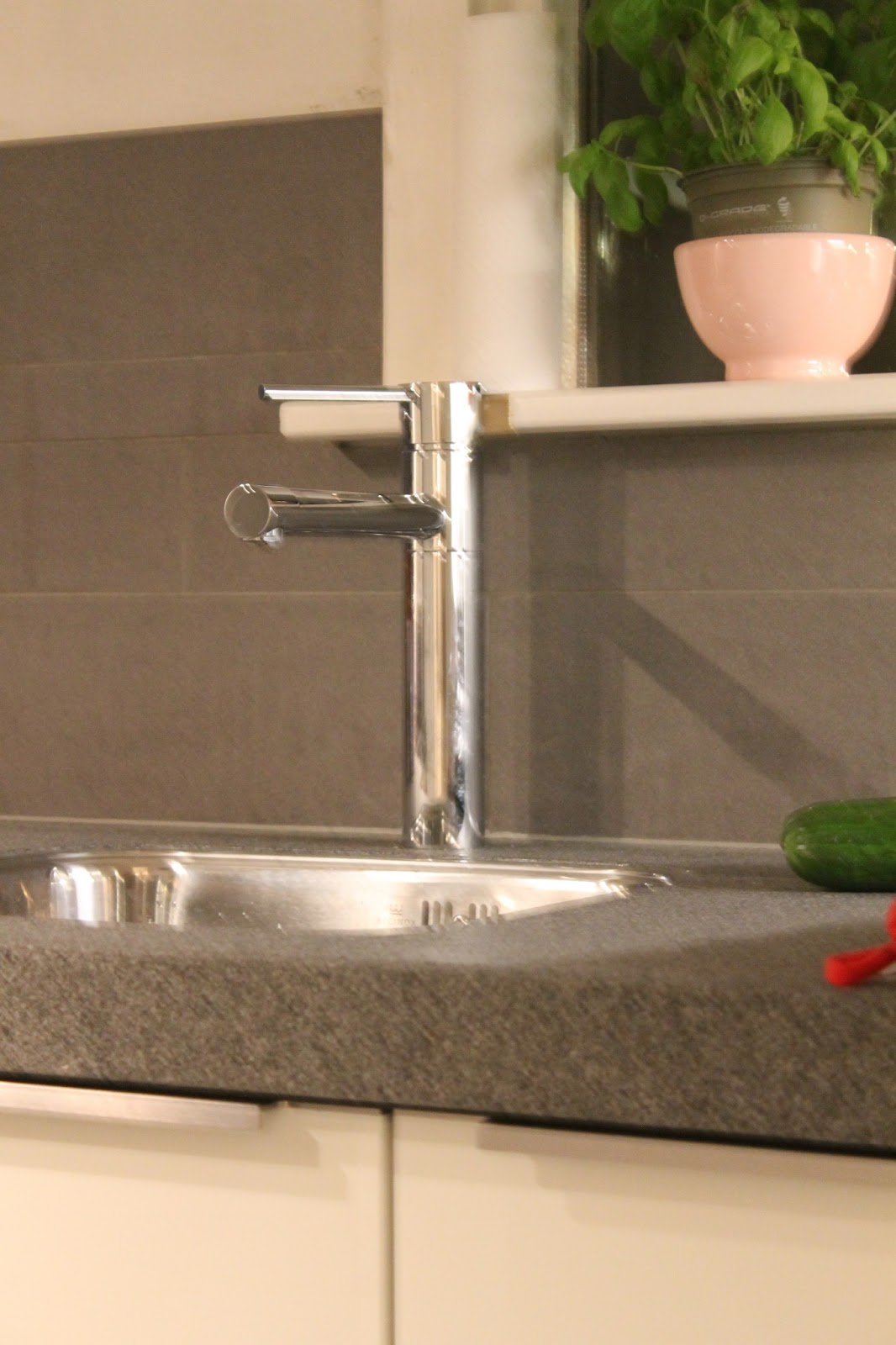 Keuken grijs blad: witte keuken met grijs blad een keukenunit in ...
