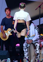 Miley Cyrus shows off her physique on stage