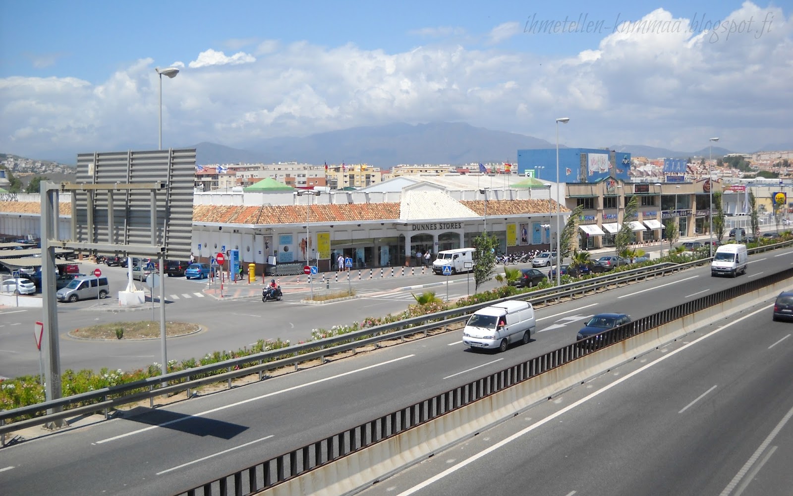 Ihmetellen kummaa tuota... Ostoskeskuksia Aurinkorannikolla