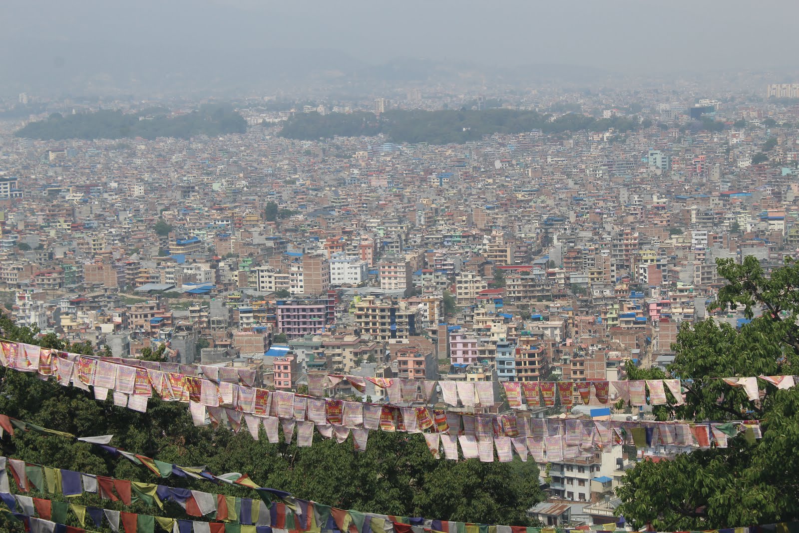 स्वयंभूनाथ डोंगरावरून दिसलेलं काठमांडू शहर