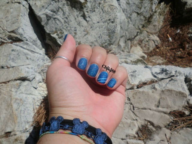 Nail art - Blue stripes - foto al sole
