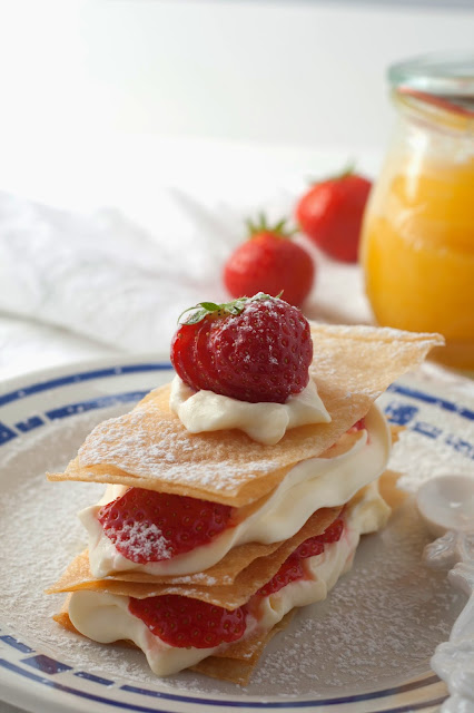 Millefeuille met aardbeien en lemoncurd espuma