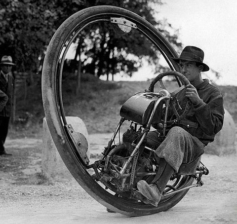 O yıllardan bir diğer şaşırtan icat da, 1931`de İtalyan M. Goventosa de Udine tarafından icat edilen tek tekerlekli motosikletti. Araç saatte 150 kilometre hıza ulaşabiliyordu.