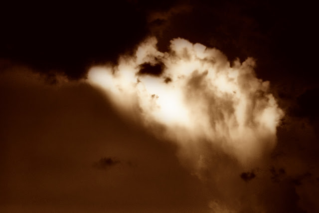 Phnom Penh en flammes Les nuages de mousson en fin d'après-midi donnent toujours des reliefs et couleurs assez étonnants. Retravaillés en sépia avec un filtre Orion, les nuages de Phnom Penh deviennent alors une espèce de faux brasier . Photos par Christophe Gargiulo / KiamProd Photography