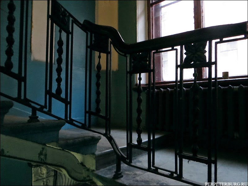 Старинные перила на лестнице в питерской парадной Старинные перила на лестнице в питерской парадной