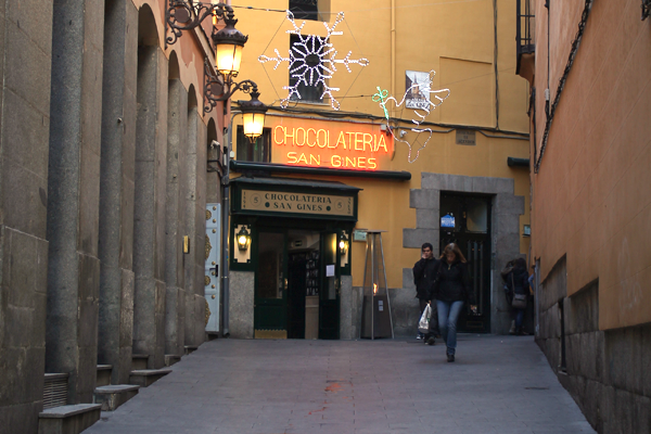 desayunar chocolate con churros en la chocolateria san gines en madrid
