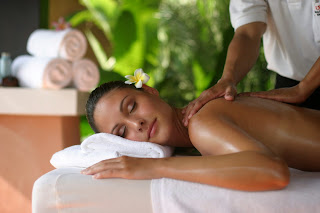 Wanita Tanpa Busana Sedang Pijat Spa