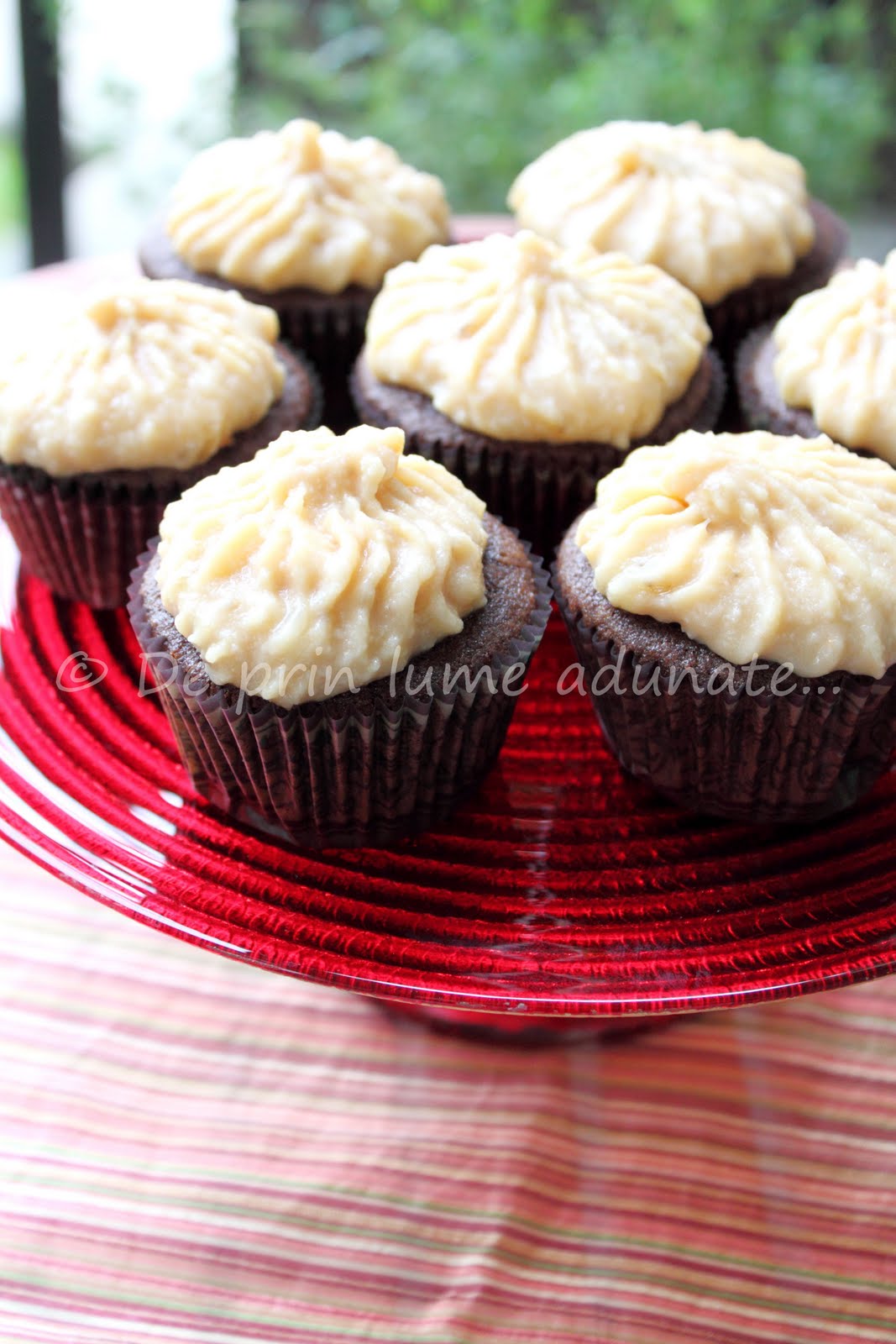 De prin lume adunate... Cupcakes de ciocolata cu crema de banana si