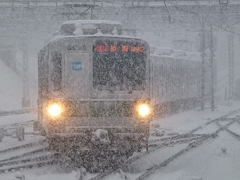 小田急線 東京メトロ千代田線直通 急行綾瀬行き6000系が大雪