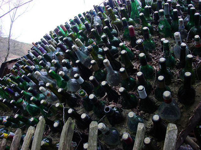 Cúpula construída com 2.500 garrafas de vinho