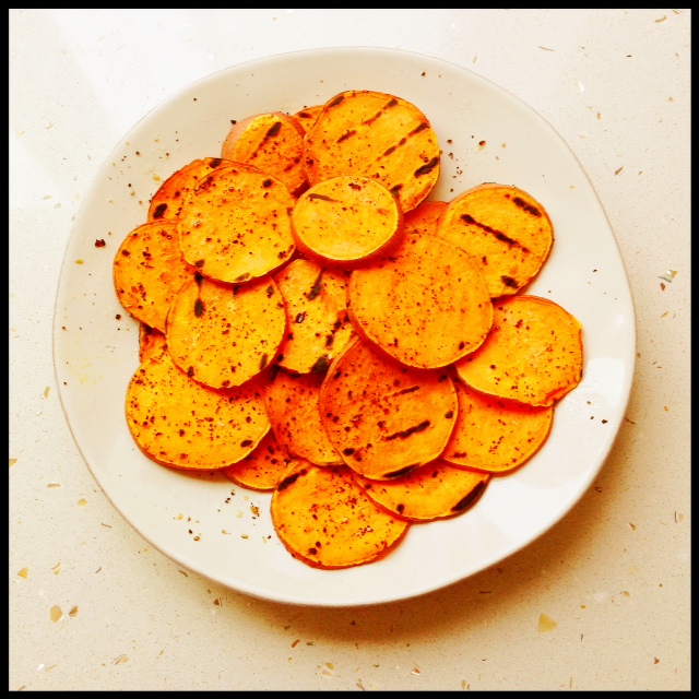 the mer la la grilled chicken & sweet potato "chips" with greek yogurt dip