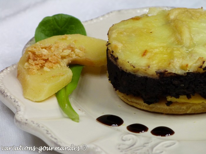 Variations Gourmandes Croustade "boudin noir, coing et Tomme de Savoie"