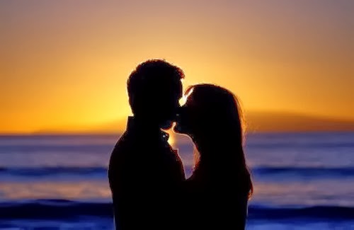 Nụ hôn trao nhau bên Biển Nụ hôn trao nhau bên Biển