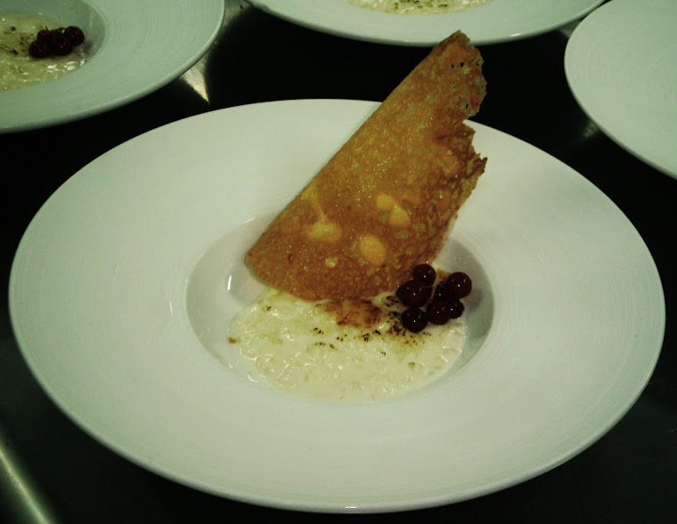 Arroz con leche requemada con tejas de naranja y frutos rojos