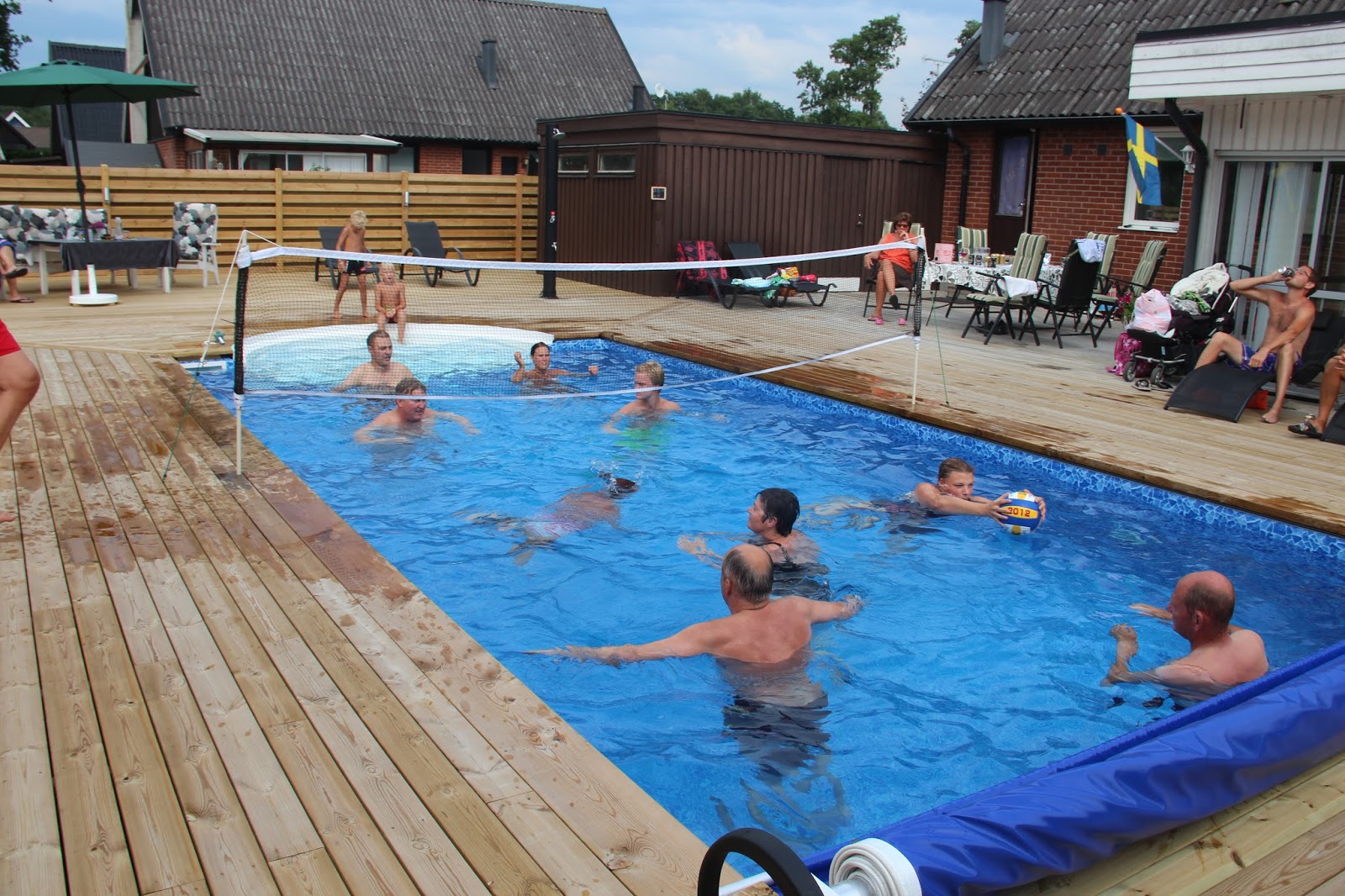 Kostnad för bygga pool med trädäck: 20: poolparty med volleybollspel