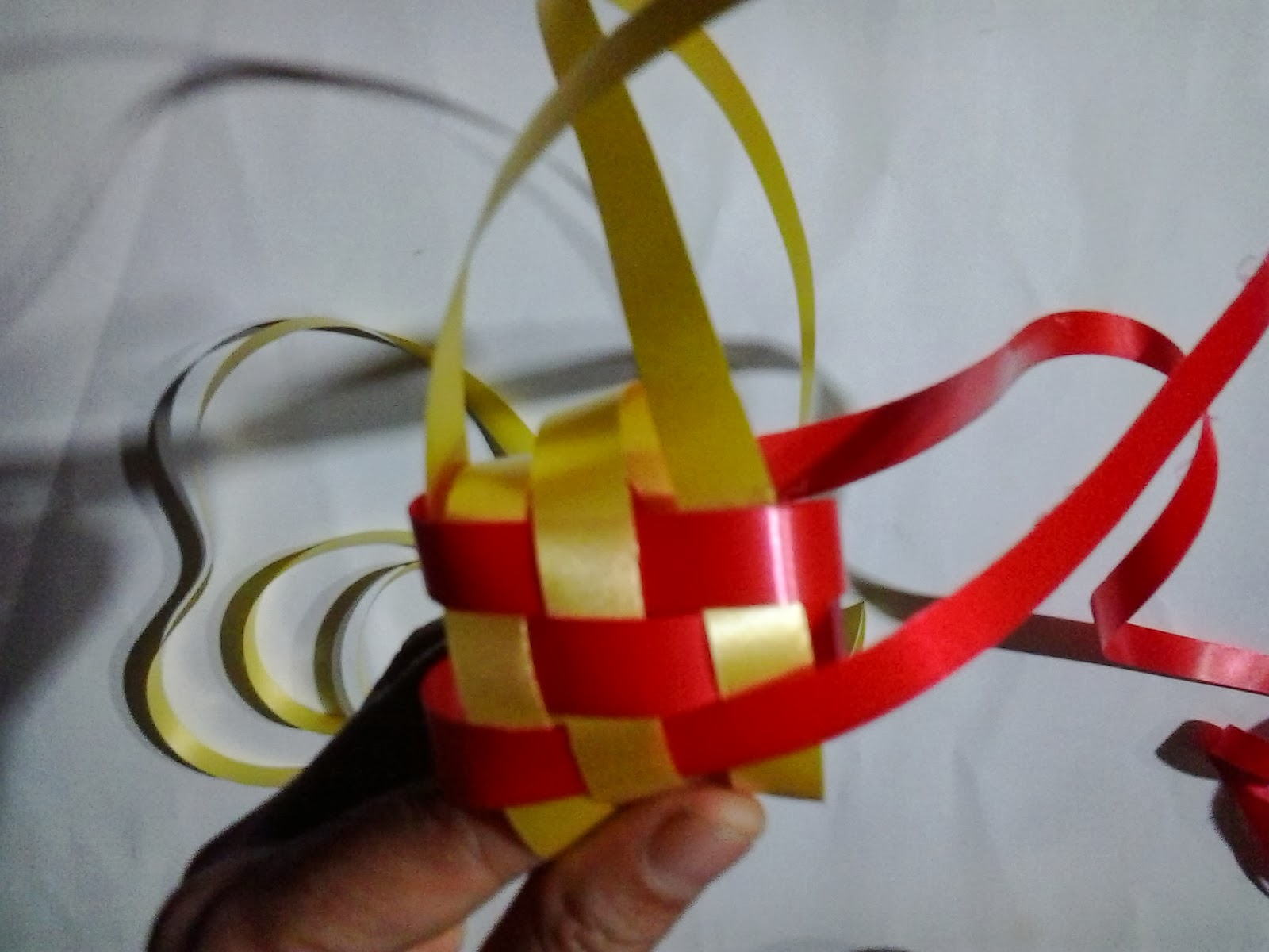 Icah Kreasi Membuat Ketupat Dari Pita Plastik