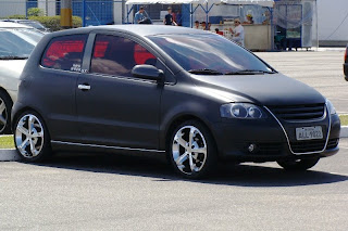 carro envelopado preto fosco envelopagem adesivagem plotagem