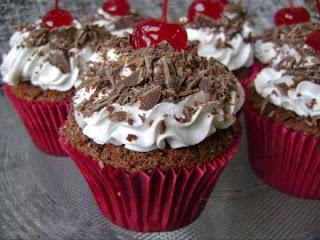 #receita de #cupcake de #chocolate com #chantilly e #cerejas