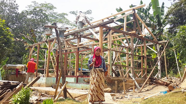 nenek irah depan rumahnya yang sedang direhab