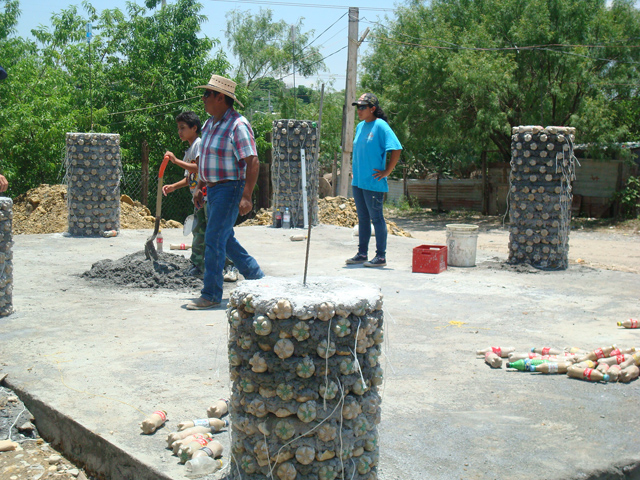 Garrafas PET usadas na construção de casas