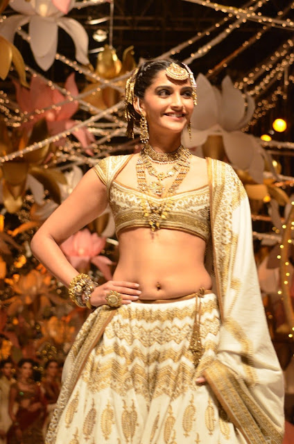 Bollywood Actress Sonam Kapoor Navel show Photos