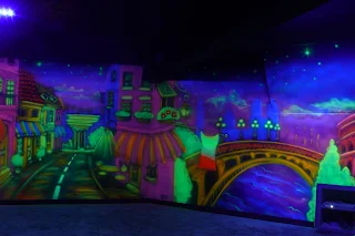 Efekt świecenia ściany pod ultrafioletem, mural UV, black light mural, hromadefth 3D