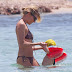 Sienna Miller,disfruta sus vacaciones junto a su hija Marlowe
