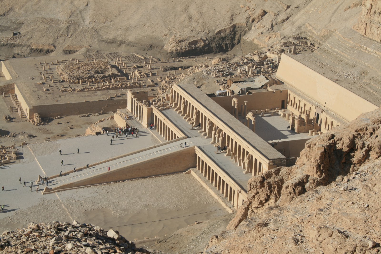 Hatshepsut%2527s+Temple+with+Montuhotep%2527s+Temple.jpg