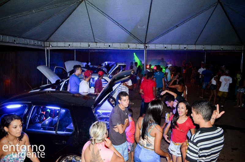 Jovens dançam ao som de Lepo Lepo, hit da banda Psirico