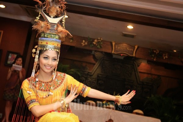 Andi Natassya, Putri Pariwisata Indonesia 2011 dengan busana adat Toraja. Andi Natassya Bawakan Gellu’ Toraja di Miss Asia Pasific World 2012