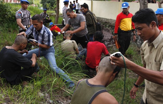 Anak Punk Digunduli Polisi Anak Punk Digunduli Polisi