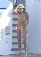 At the yacht in Capri, Italy on Saturday, July 11, 2015, according to Daily Mail Online report, the flawless lady, Elle MacPherson, 51, wouldn't afraid to displaying her art ina two-piece, which is apparently to be a green smoothie.