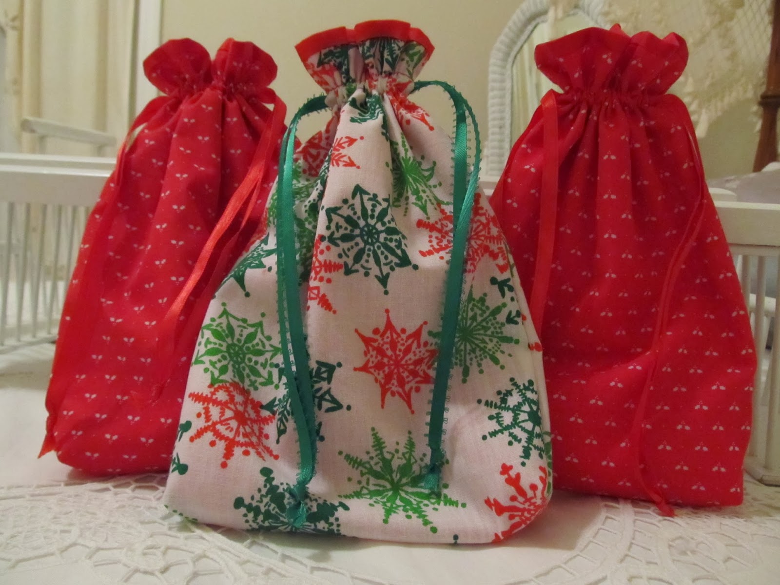 Sewing Sandy Lined Drawstring Christmas Gift Bags