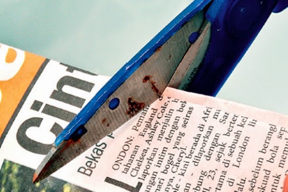 Seni Visual Membuat Poster Daripada Rupa Muka Taip Surat Khabar