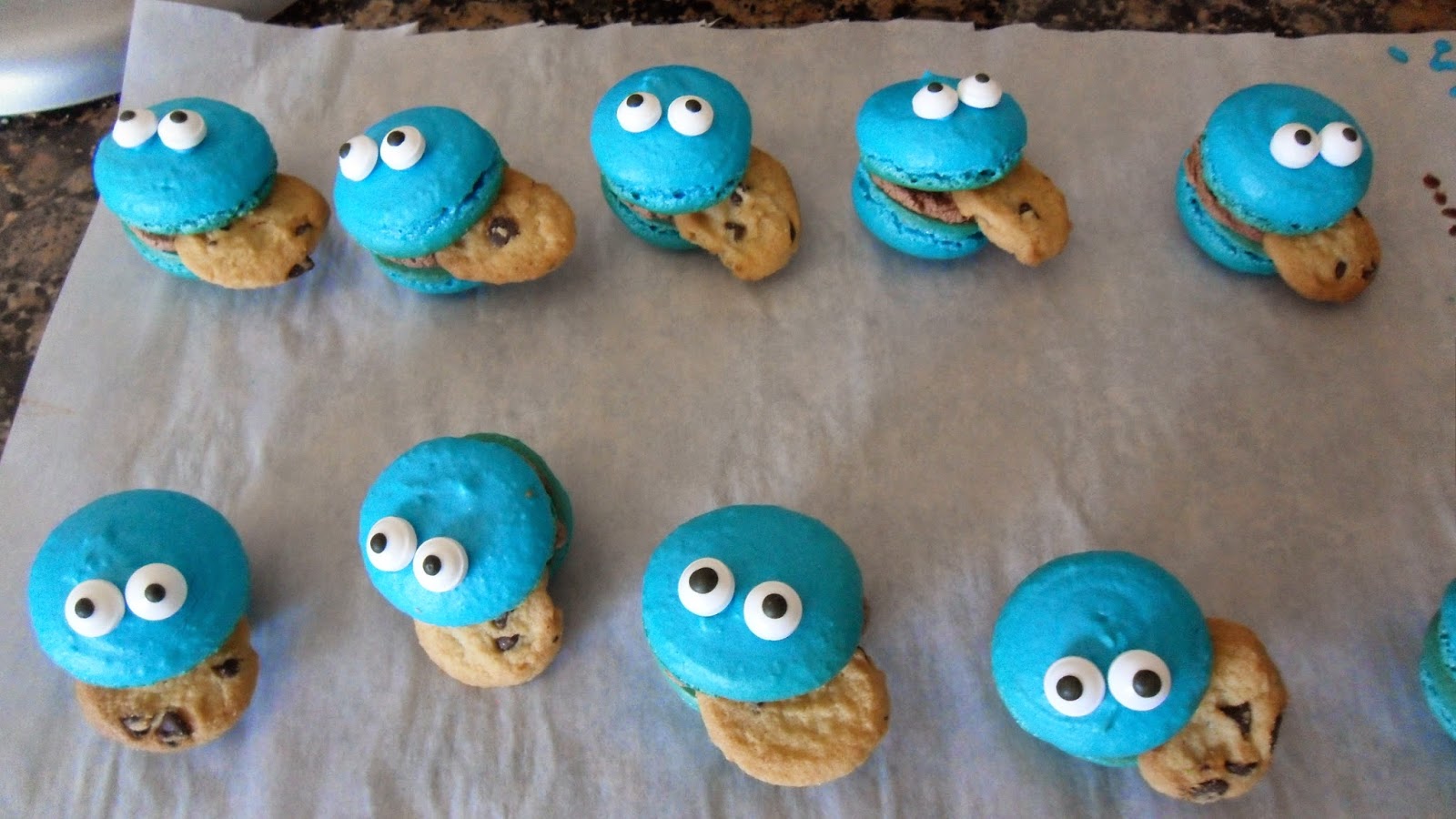 Ally in Cali: Cookie monster macarons