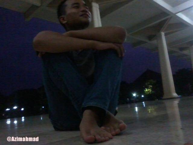 Pertemuan pertama... Ihirr... Di Masjid Besar ITS, pertemuan itu terjadi.