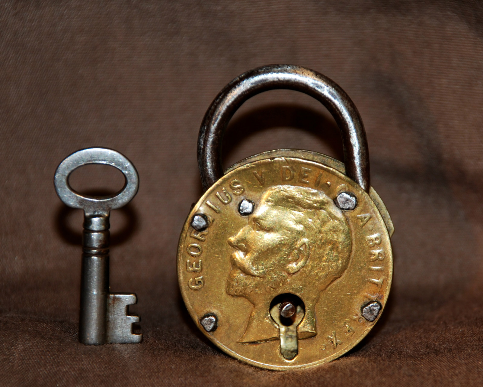 RestraintsBlog V Padlock Lock & WW1 Brass D Ring