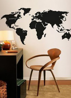 Adesivo de parede com mapa em preto em um escritório Adesivo de parede com mapa em preto em um escritório